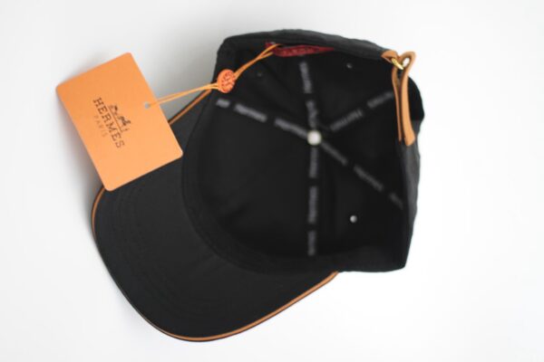 Casquette hermès noire logo bordé – Image 2