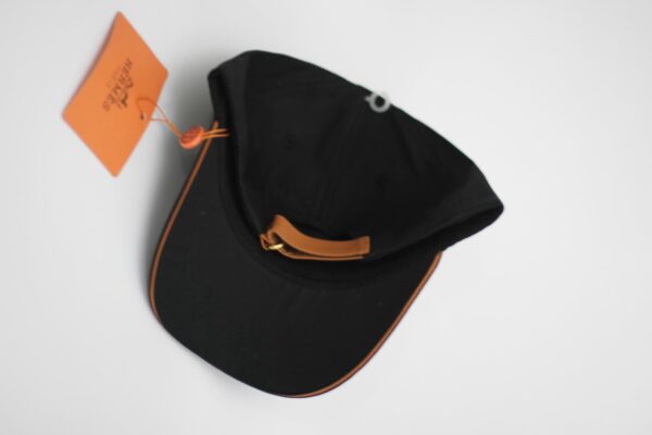 Casquette hermès noire logo bordé – Image 4
